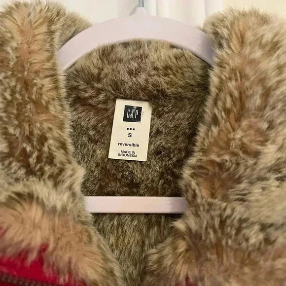 GAP Red Faux Fur Reversible Vest Pockets Size Small EUC - Picture 2 of 5